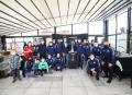 Jerzy Dudek y los niños invitados con el trofeo