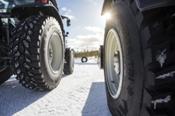 Nokian Hakkapeliitta TRI ya se encuentra disponible para tractores utilitarios en los populares tamaños de la serie 65