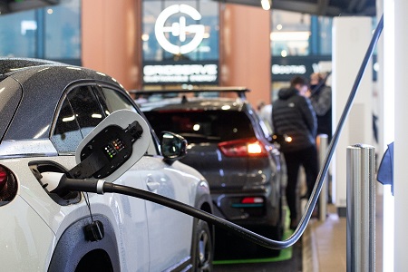 Las ventas de vehículos electrificados, híbridos y de gas suben en junio