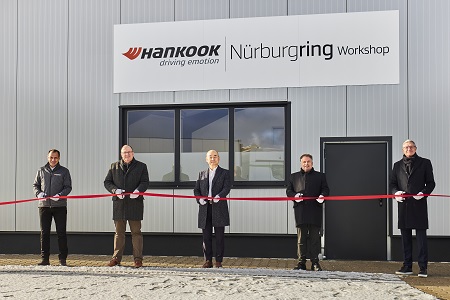 Klaus Krause (director del Centro Europeo de Investigación y Desarrollo de Hankook), Guido Nisius (alcalde del municipio de Adenau), Sanghoon Lee (presidente de Hankook Tire Europe GmbH), Friedhelm Münch (segundo concejal de distrito de Ahrweiler) y