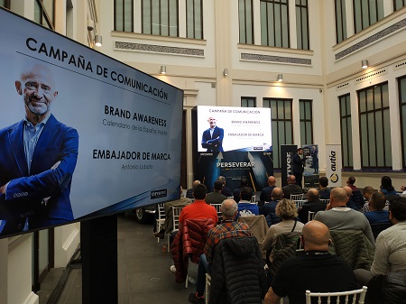 Sala de plenaria con imagen de Antonio Lobato