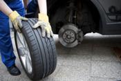 El 80 por ciento de los coches de más de 10 años acuden al taller con neumáticos muy desgastados