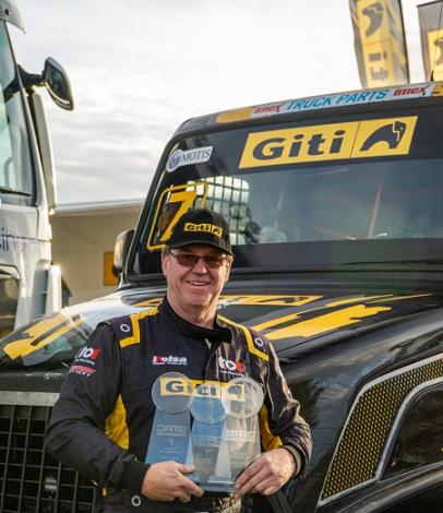 Stuart Oliver celebra tres primeros puestos