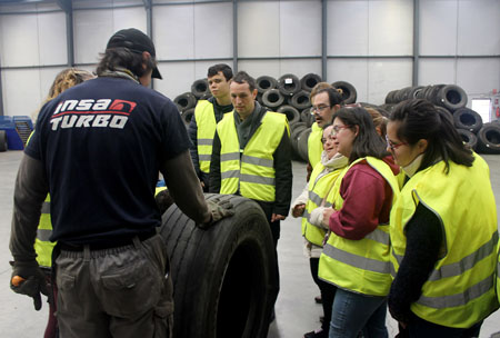 La asociación Down Alicante visita la fábrica de neumáticos de Insa Turbo