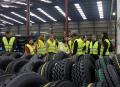 La asociación Down Alicante visita la fábrica de neumáticos de Insa Turbo