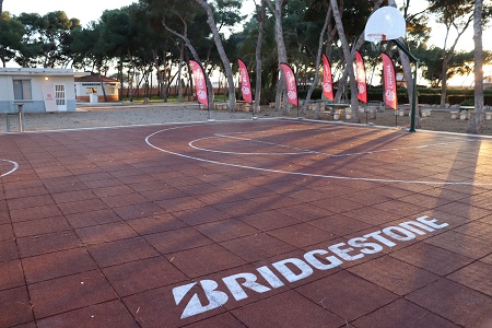 MMARTINYCA, Caritas y Bridgestone promueven una pista de baloncesto solidaria