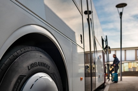 Neumático para apoyar el transporte público sostenible