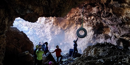 Retirados más de 400 neumáticos usados en una mina abandonada