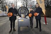 Continental inaugura una cancha de baloncesto fabricada con neumáticos reciclados utilizados en el prueba Extreme E