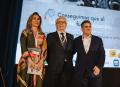 Nines García de la Fuente y Juan Carlos Martín han hecho entrega de la Insignia de ANCERA a Pedro Parra