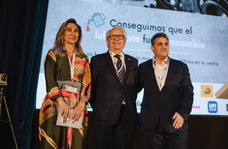 Nines García de la Fuente y Juan Carlos Martín han hecho entrega de la Insignia de ANCERA a Pedro Parra