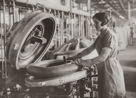 Se inauguró en 1932 con una capacidad de fabricación de 200 cubiertas y 200 cámaras diarias