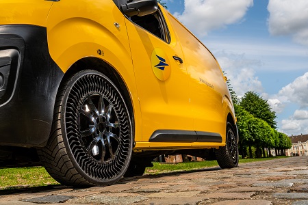 Equipará una flota de 40 furgonetas con ruedas no neumáticas Michelin UPTIS 