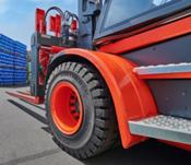 Continental utiliza negro de humo reciclado para sus neumáticos macizos para aplicaciones en operaciones logísticas e industriales