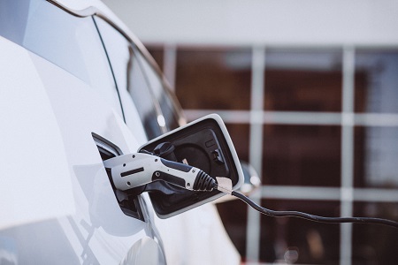 Las ventas de turismos eléctricos puros e híbridos enchufables suman 11.562 unidades