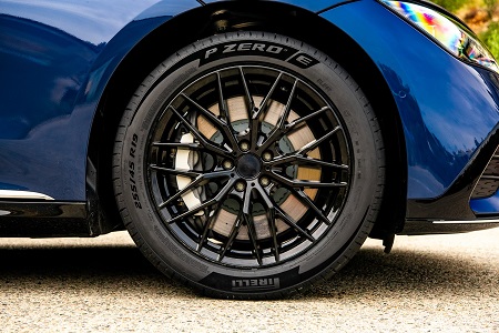 Pirelli P Zero E, elegido Neumático del Año en los Automobile Awards