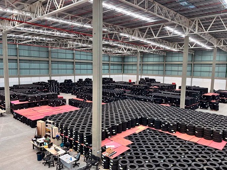 Con capacidad para 300.000 neumáticos